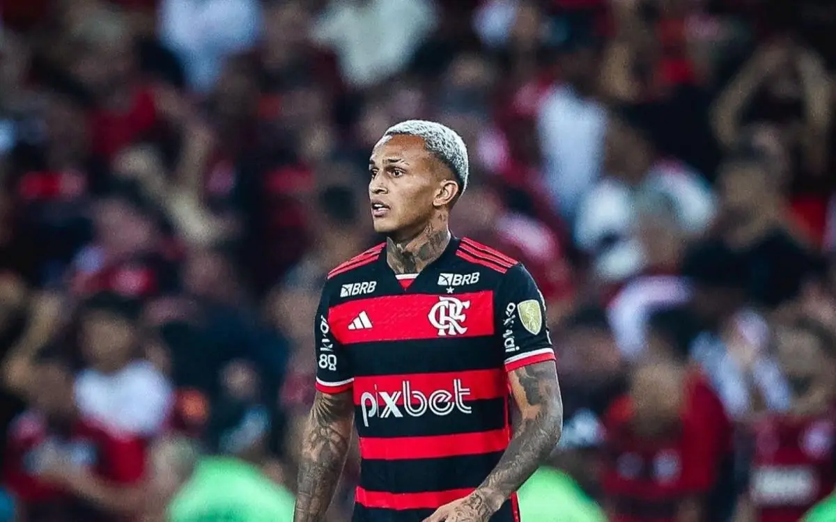 Wesley em jogo do Flamengo no Maracanã