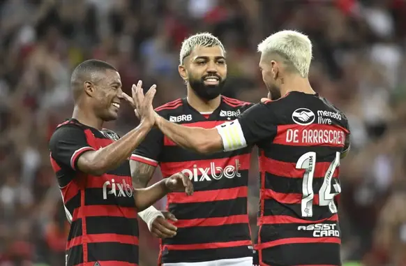 Arrascaeta, De La Cruz e Gabigol celebram goleada do Flamengo contra Boavista (Foto: André Durão)