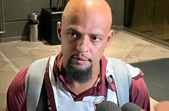 Felipe Melo fala após desembarque do Fluminense no Rio (Foto: Gustavo Garcia)