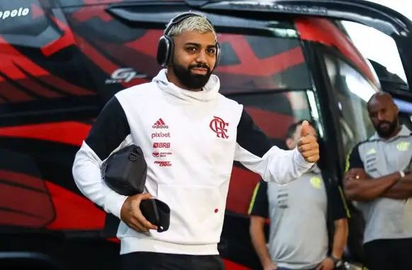 Gabigol, atacante do Flamengo, chegando no Maracanã. (Foto: Divulgação/ C.R. Flamengo)