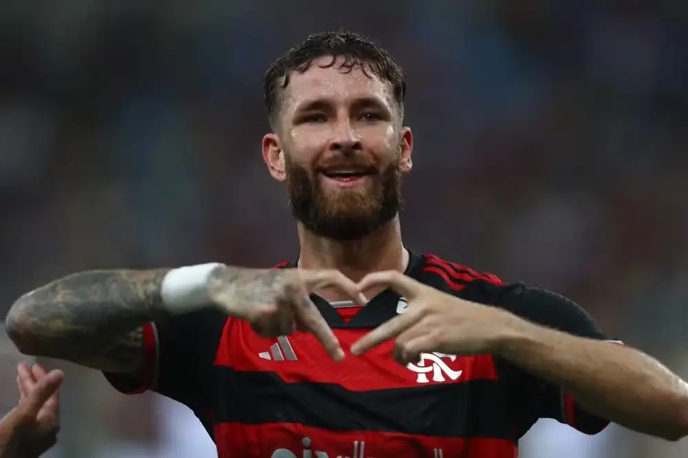 Léo Pereira comemora um gol pelo Flamengo fazendo coração