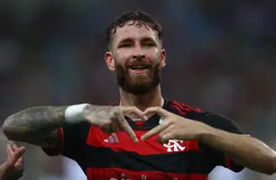 Léo Pereira comemora um gol pelo Flamengo fazendo coração (Foto: Gilvan de Souza / CRF)