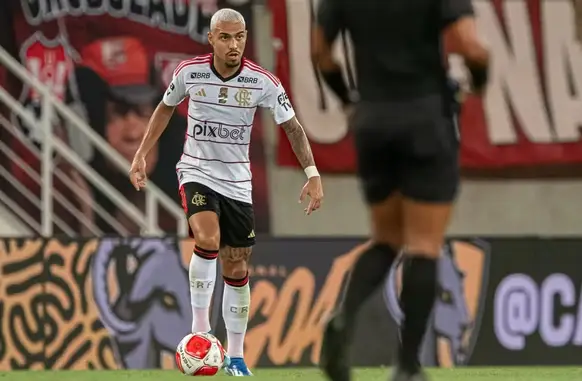Matheuzinho em Portuguesa x Flamengo (Foto: Paula Reis/Flamengo)