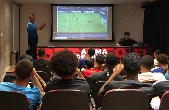 Palestra sobre arbitragem (Foto: Divulgação / FERJ)