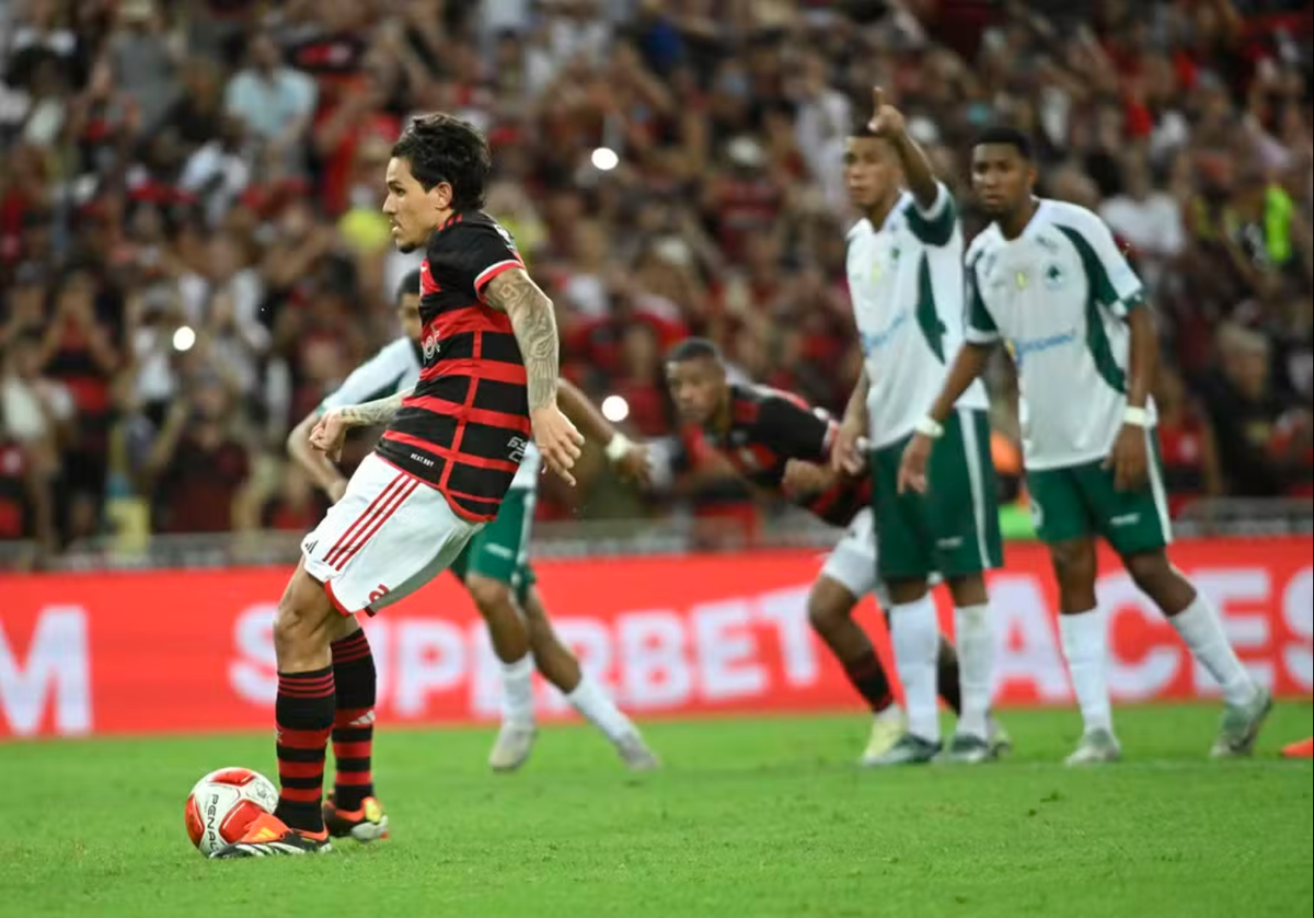 Pedro, do Flamengo, cobra pênalti.