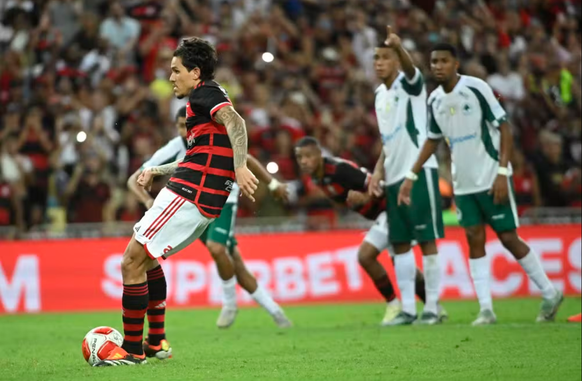 Pedro, do Flamengo, cobra pênalti. (Foto: André Durão)