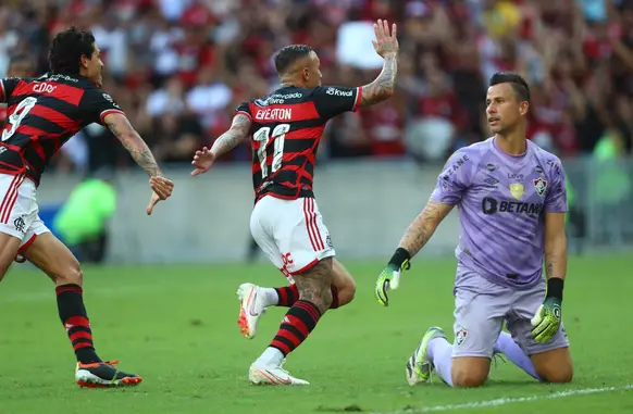 Pedro e Everton Cebolinha no clássico contra o Fluminense (Foto: Gilvan de Souza / CRF)