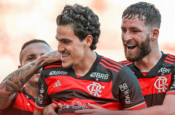 Pedro, Everton Cebolinha e Léo Pereira (Foto: Reprodução / Flamengo via X)