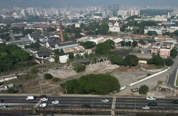 A Linha Vermelha passa ao lado do terreno do Gasômetro, na região central da cidade (Foto: André Durão  / ge)