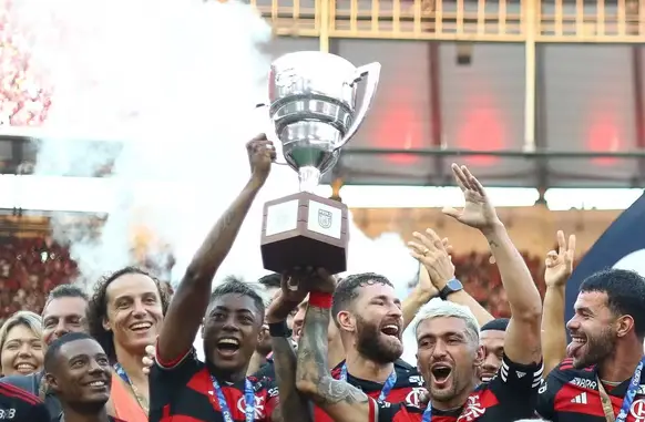 Apesar das muitas conquistas, Bruno Henrique levantou a Taça Guanabara com sorriso no rosto (Foto: Gilvan de Souza/Flamengo)