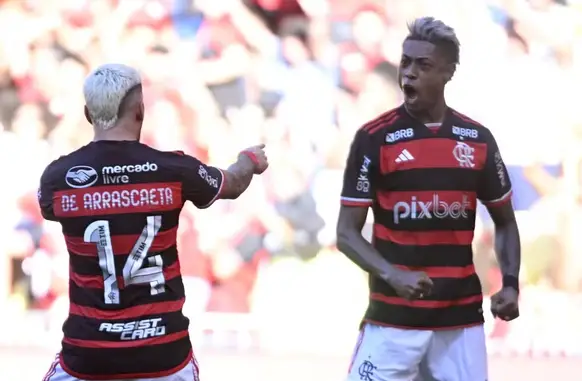 Arrascaeta aponta para Bruno Henrique após assistência no gol (Foto: André Durão)