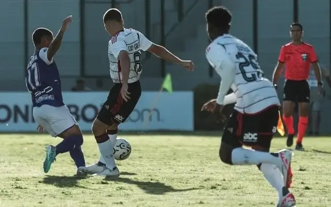 Ciro Garcia disputa a bola no meio de campo com o uruguaio Sena