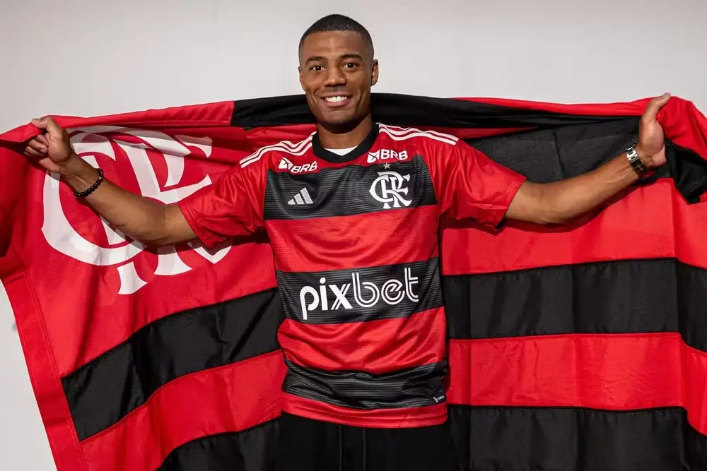 De La Cruz com a bandeira do Flamengo em sua chegada