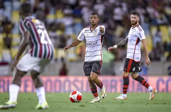 De la Cruz em ação no Fluminense x Flamengo (Foto: Marcelo Cortes / CRF)