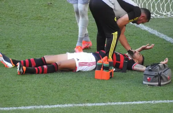 Fabricio Bruno é substituído em Flamengo x Madureira (Foto: Fred Gomes / ge)