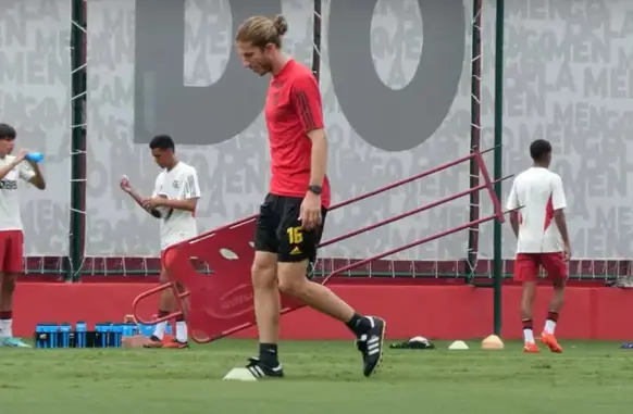 Filipe Luís comanda treino do Flamengo Sub-17 no Ninho do Urubu (Foto: Reprodução de vídeo)