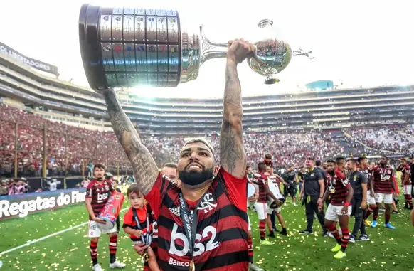 Gabigol ergue a taça da Libertadores pelo Flamengo (Foto: Reprodução)