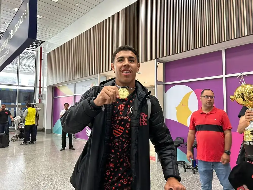 Iago, zagueiro campeão do sub-20, desembarca após título do Flamengo na Libertadores