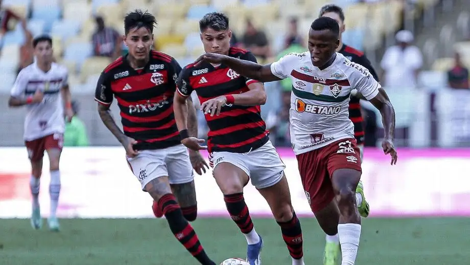 Jhon Arias tenta escapar da marcação de Luiz Araújo e Pulgar