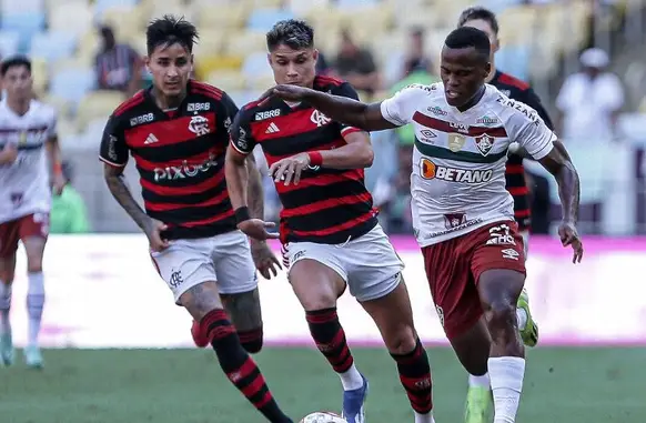 Jhon Arias tenta escapar da marcação de Luiz Araújo e Pulgar (Foto: Lucas Merçon/Fluminense FC)