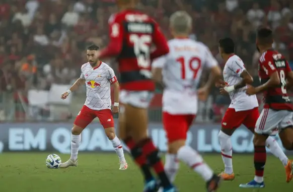 Léo Ortiz, ao fundo, e Fabrício Bruno, camisa 15, se enfrentaram no último Campeonato Brasileiro (Foto: Ari Ferreira/Red Bull Bragantino)