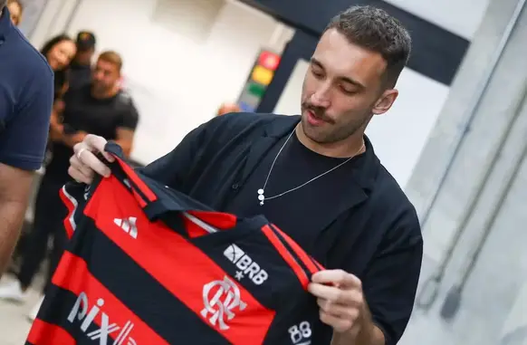 Léo Ortiz recebe a camisa do Flamengo na chegada ao Rio (Foto: Gilvan de Souza / CRF)