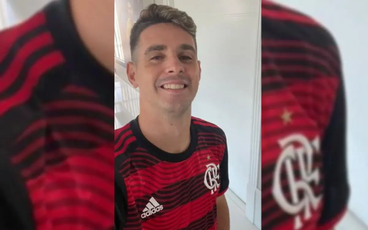 Oscar posta foto com camisa do Flamengo