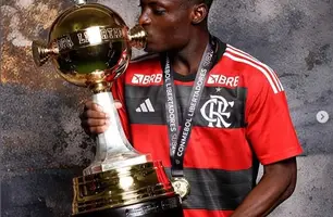 Shola beija a Taça Libertadores Sub-20 (Foto: Conmebol)