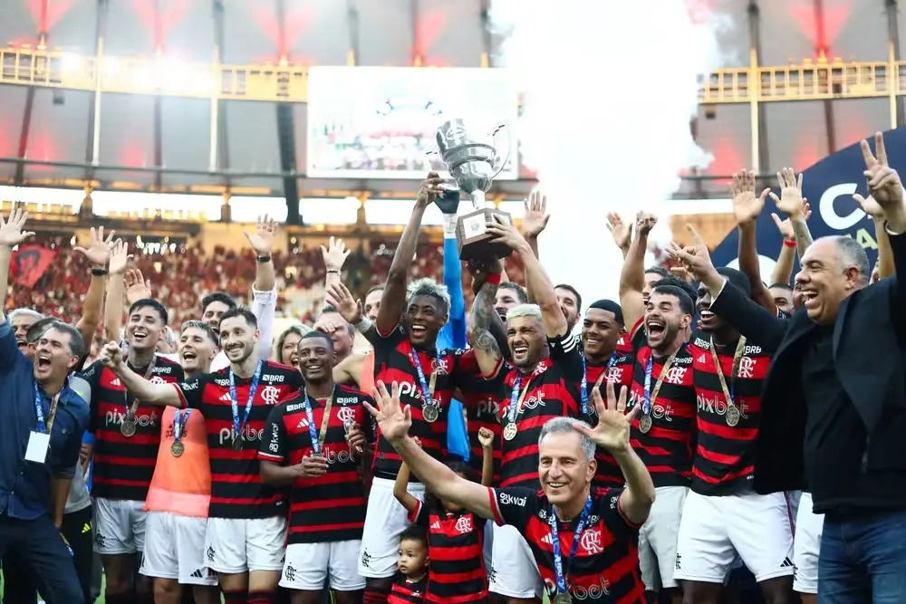 Sorridente e um dos capitães do Flamengo, Bruno Henrique comemora a Taça Guanabara