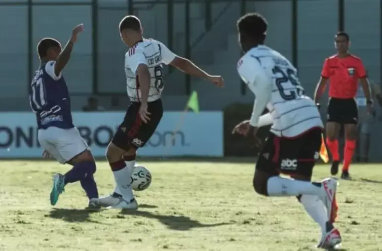 Wallace Yan comemora o gol que deu a vitória ao Fla na estreia da Libertadores Sub-20