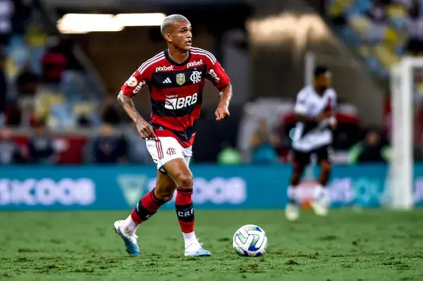Wesley, de 20 anos, é lateral-direito reserva do Flamengo