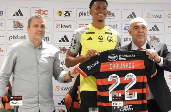 Carlinhos com Marcos Braz e Bruno Spindel na apresentação pelo Flamengo (Foto: Fred Gomes  / ge)