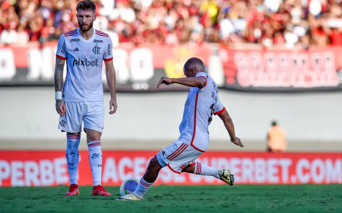 De La Cruz acerta bela cobrança de falta em primeiro gol pelo Flamengo