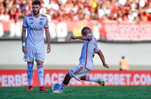 De La Cruz acerta bela cobrança de falta em primeiro gol pelo Flamengo (Foto: Marcelo Cortes / Flamengo)