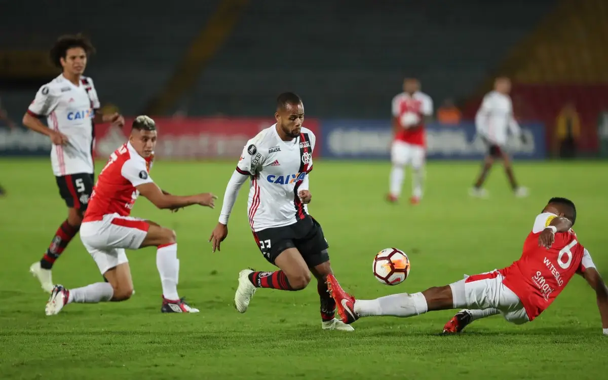 Flamengo teve gol invalidado de forma polêmica no El Campín