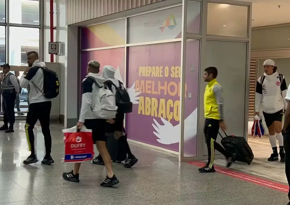 Jogadores do Flamengo chegam ao Rio após empate com o Millionarios