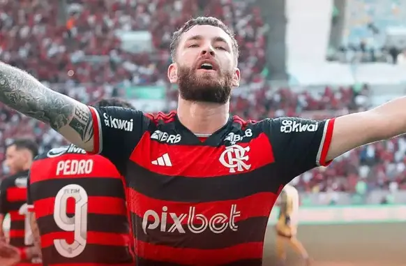 Léo Pereira celebra primeiro gol de falta com o Flamengo (Foto: Reprodução Twitter Flamengo)
