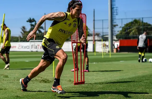 Pedro em treinamento pelo Flamengo no CT Ninho do Urubu (Foto: Marcelo Cortes / CRF)