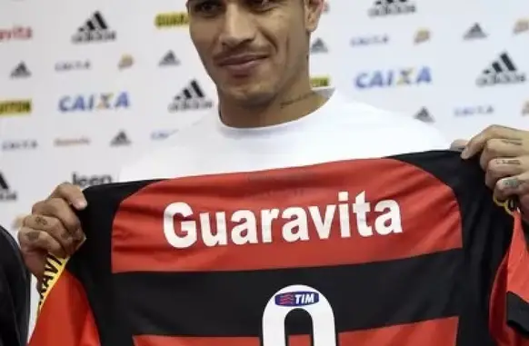 Camisa com o patrocínio da Viton 44 na chegada de Guerrero ao Flamengo (Foto: André Durão / ge)