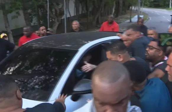 Torcedores do Flamengo protestam em frente ao CT do Flamengo (Foto: Reprodução)