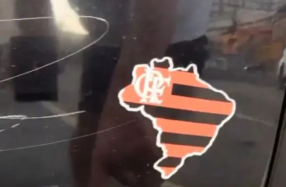 Arranhão perto do adesivo do Flamengo (Foto: Divulgação/X @andersonramos1_)