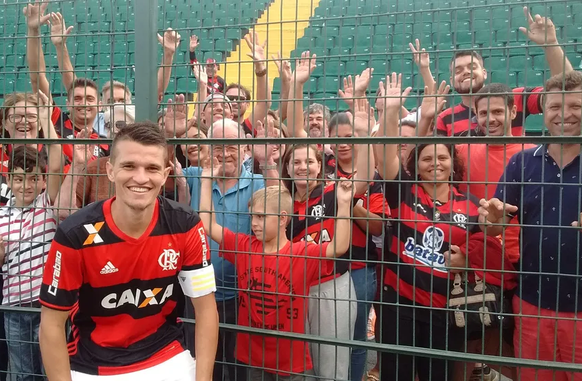 Dener (Foto: Reprodução / X twitter @Flamengo)