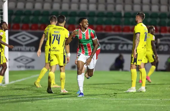 Emprestado pelo Flamengo, André comemora primeiro gol pelo Estrela da Amadora (Foto: Estrela da Amadora)