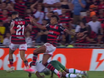 Bruno Henrique sofre entorse no tornozelo e deixa campo preocupando o Flamengo