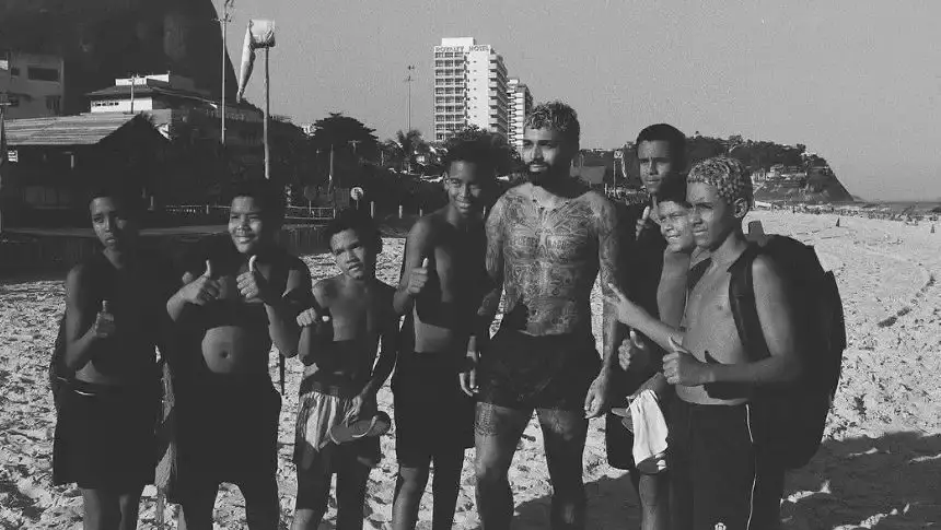 Gabigol posta foto com crianças e escreve mensagem enigmática