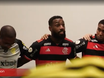 Gerson usa pisão de Paulinho no escudo do Flamengo para motivar time