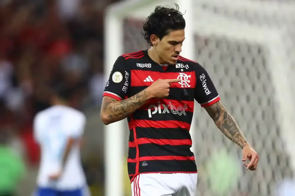 Pedro comemora um gol em Flamengo x Cruzeiro