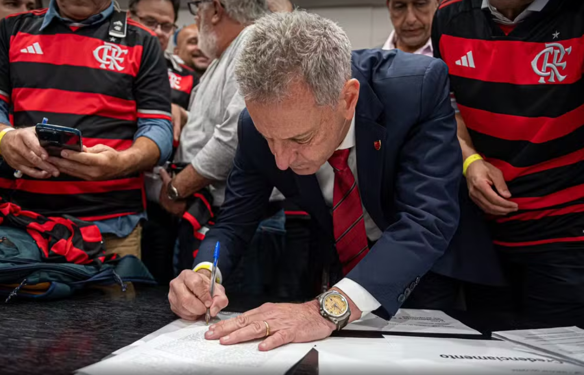 Presidente do Flamengo, Landim assina termo de compra do terredo do Gasômetro