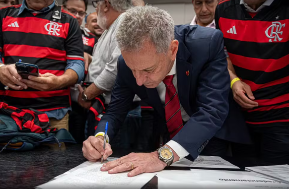 Presidente do Flamengo, Landim assina termo de compra do terredo do Gasômetro (Foto: Paula Reis / CRF)