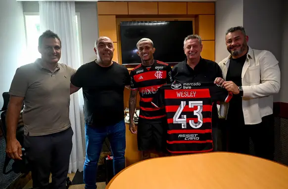 Wesley renovou o contrato. (Foto: Reprodução / X twitter @Flamengo)